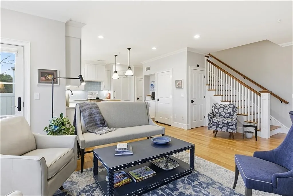 1090 Shore Rd #7 - Photo 4