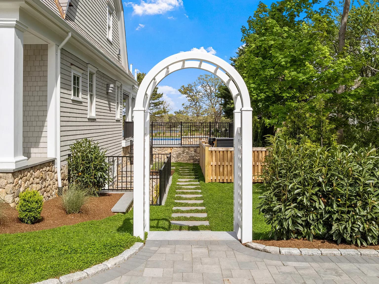 64 Pershing Lane - Photo 4