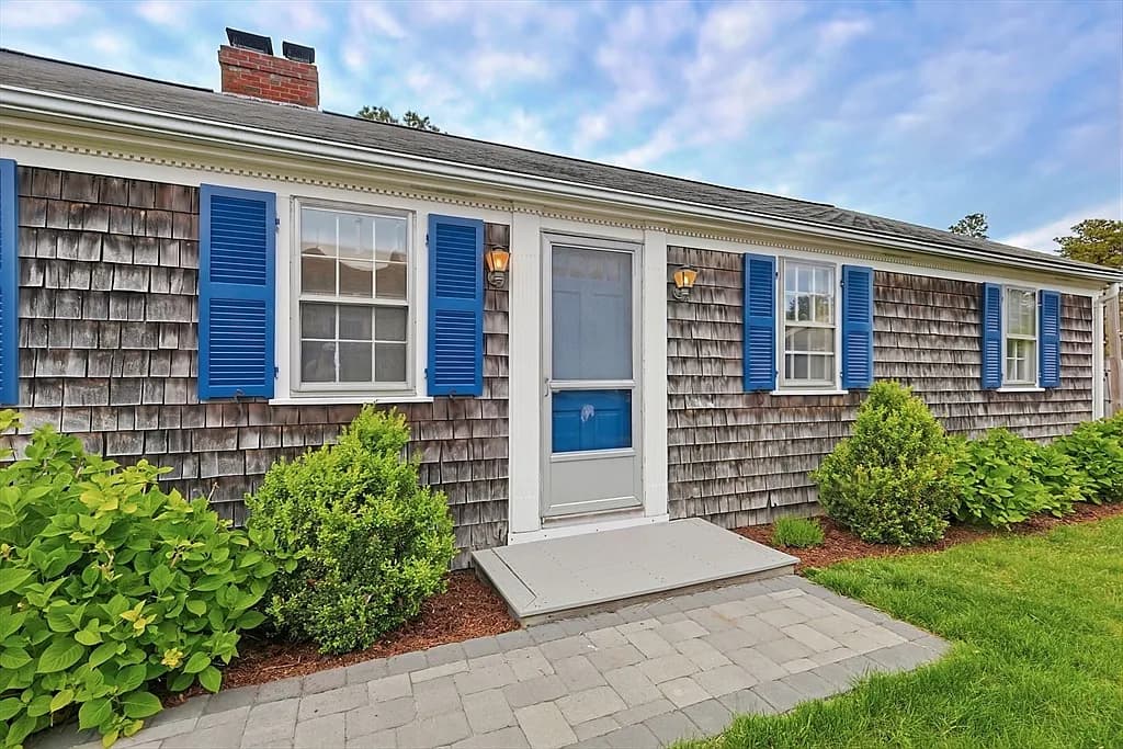 10 Holiday Ln, Dennis Port