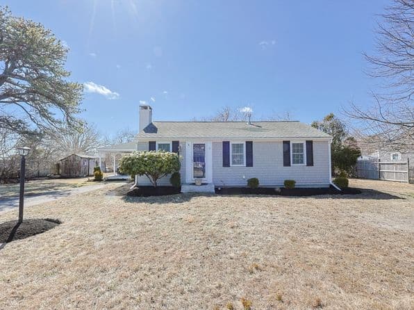 25 Niagara Ln, West Yarmouth