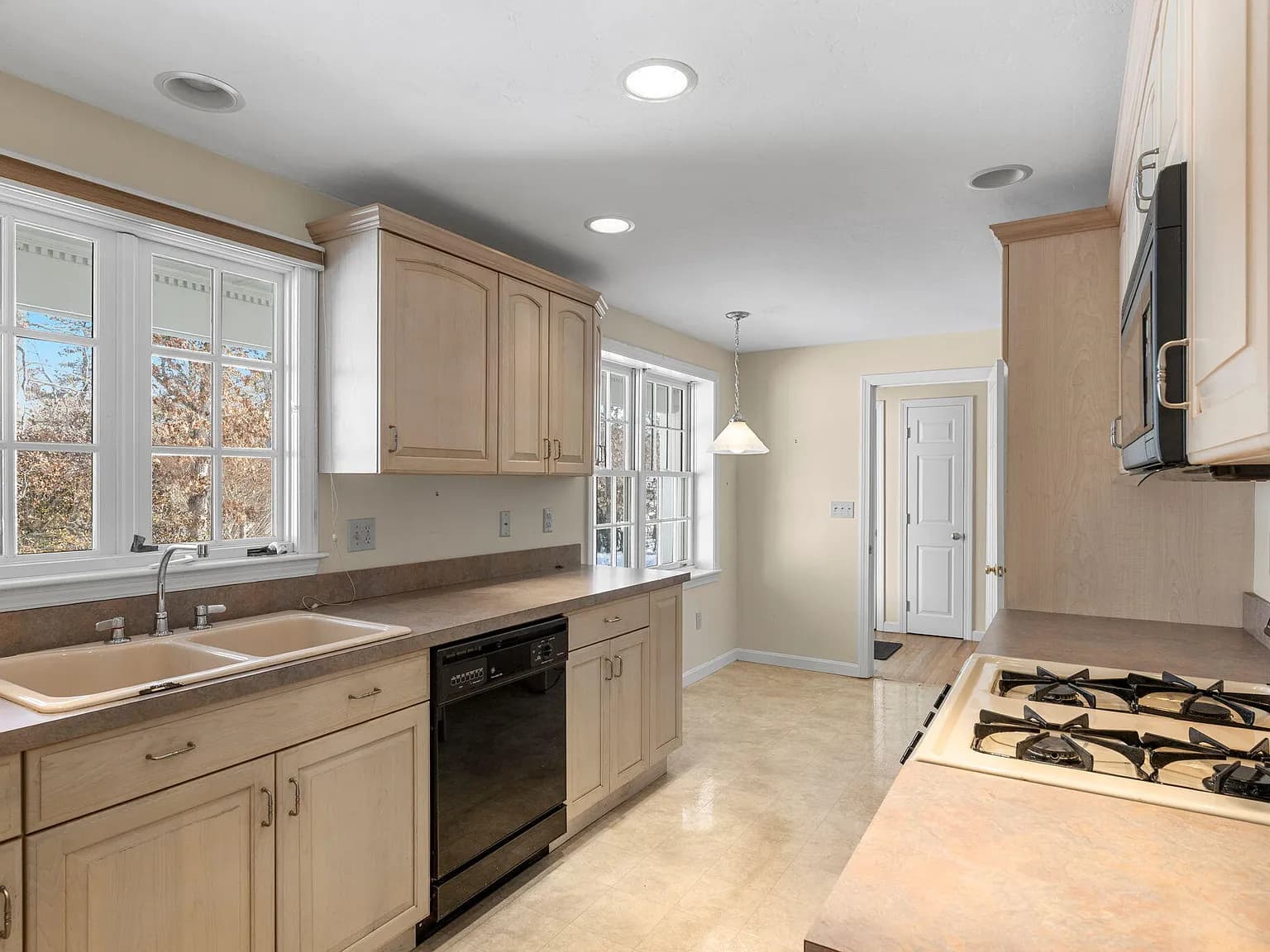 46 Kensington Drive - Photo 3