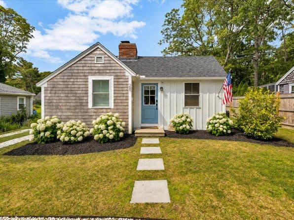 25 Lake Road E, West Yarmouth