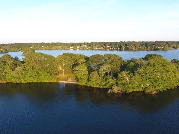 481 Lakeside Drive W, Centerville