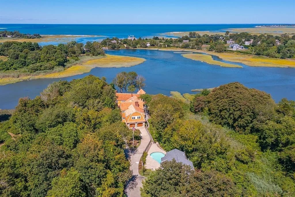 4390 Main St, Barnstable