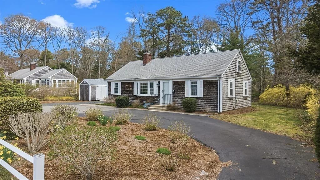 84 Hinckley Cir, Barnstable