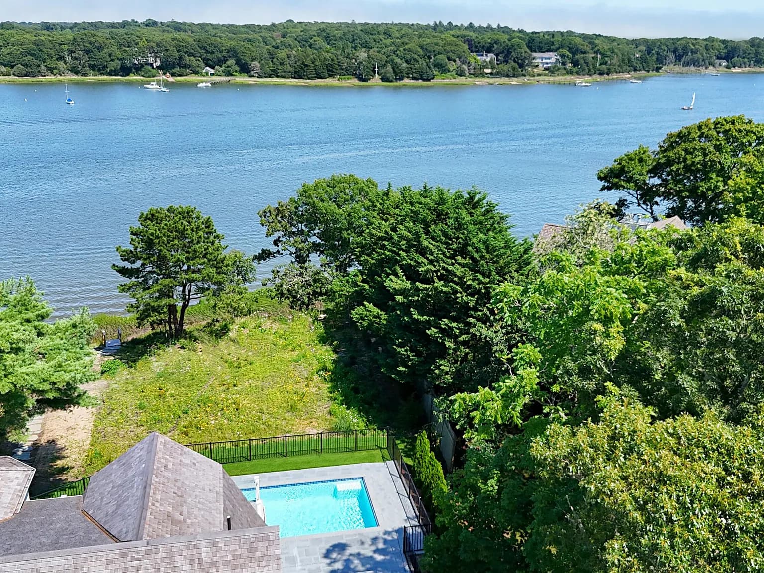 64 Pershing Lane - Photo 2