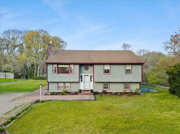 64 Rainbow Road, West Yarmouth