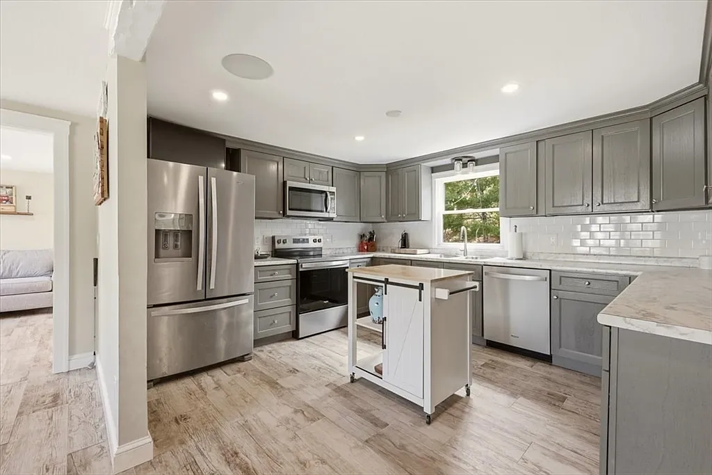 23 Clubhouse Dr - Photo 1