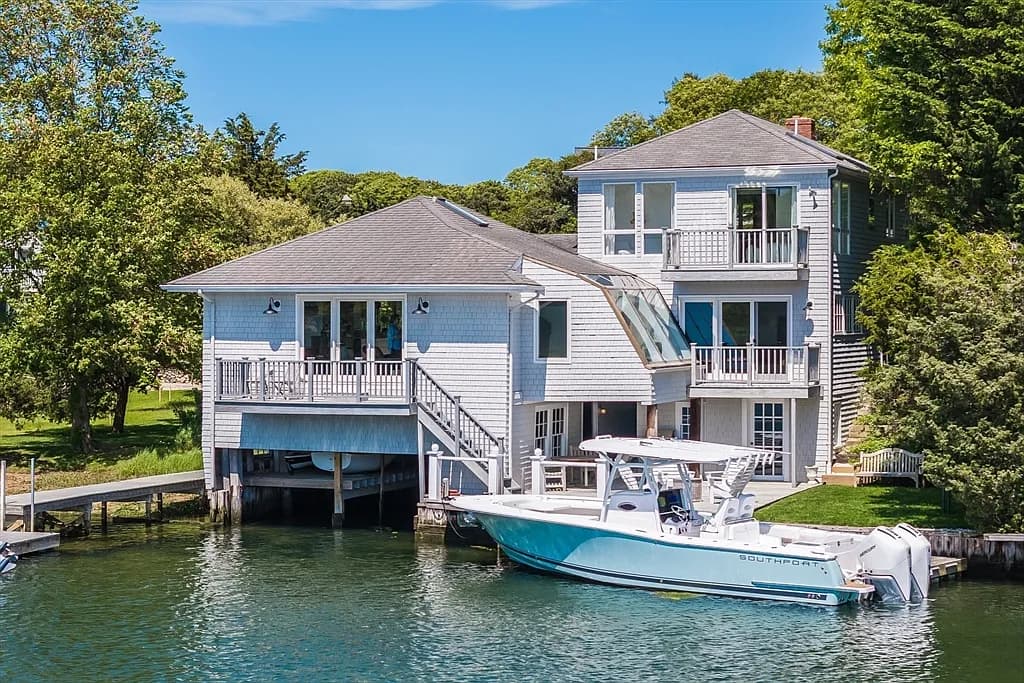 818 S Main St, Barnstable