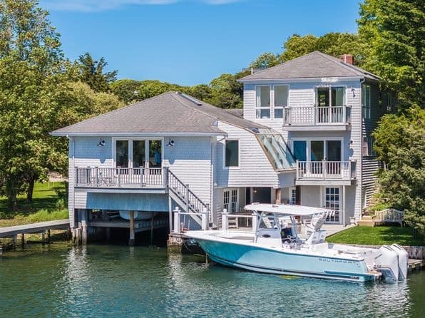 818 S Main St, Barnstable