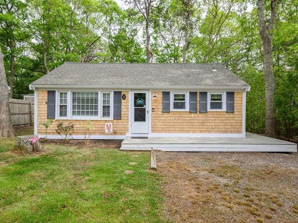 13 Coach House Ln
