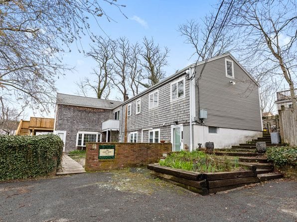23 Harry Kemp Way APT A