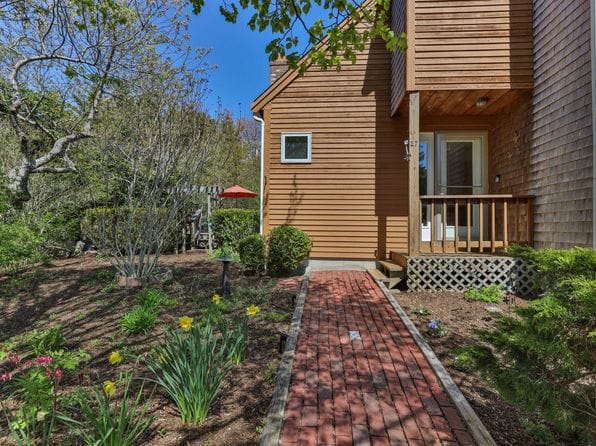 27 Blueberry Avenue