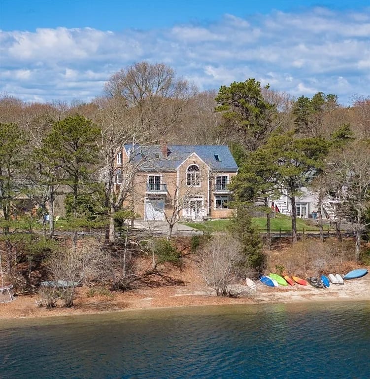 251 Lakeside Dr