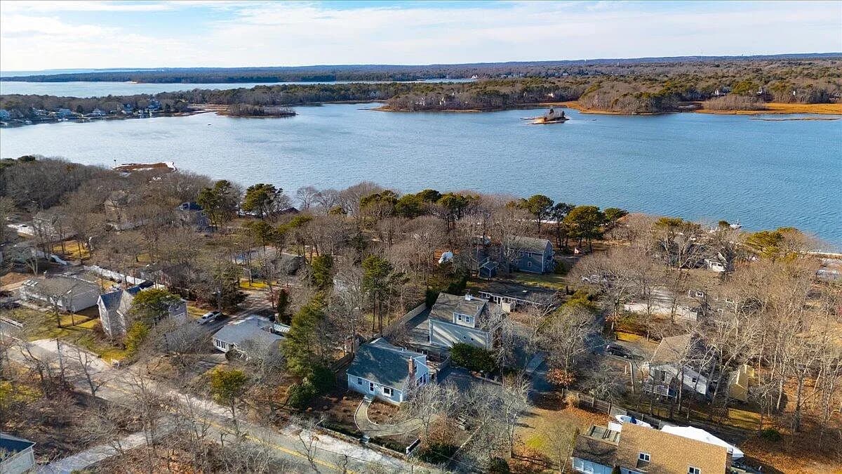 197 Monomoscoy Road - Photo 2