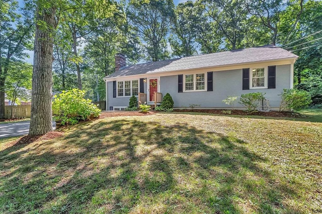 135 Scudder Ave - Photo 1