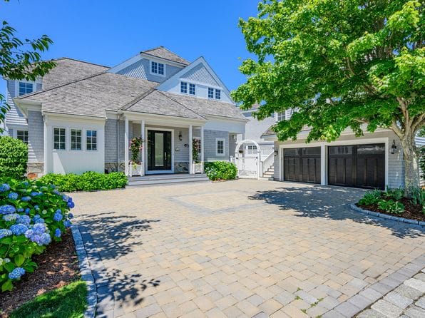 129 Shore Drive W