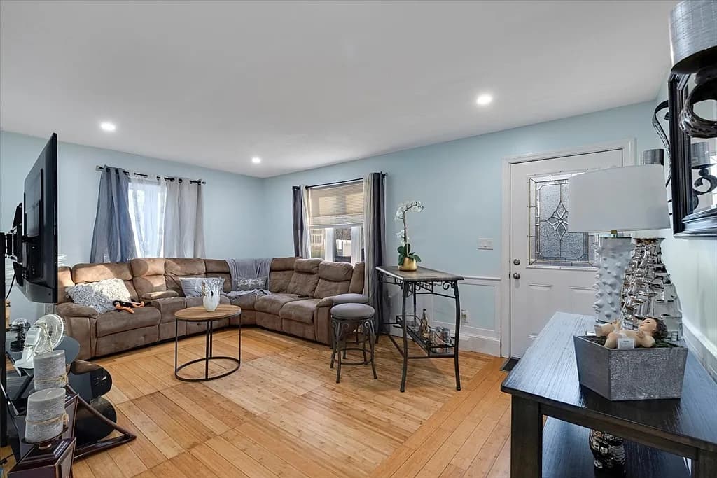 423 Lincoln Rd - Photo 3