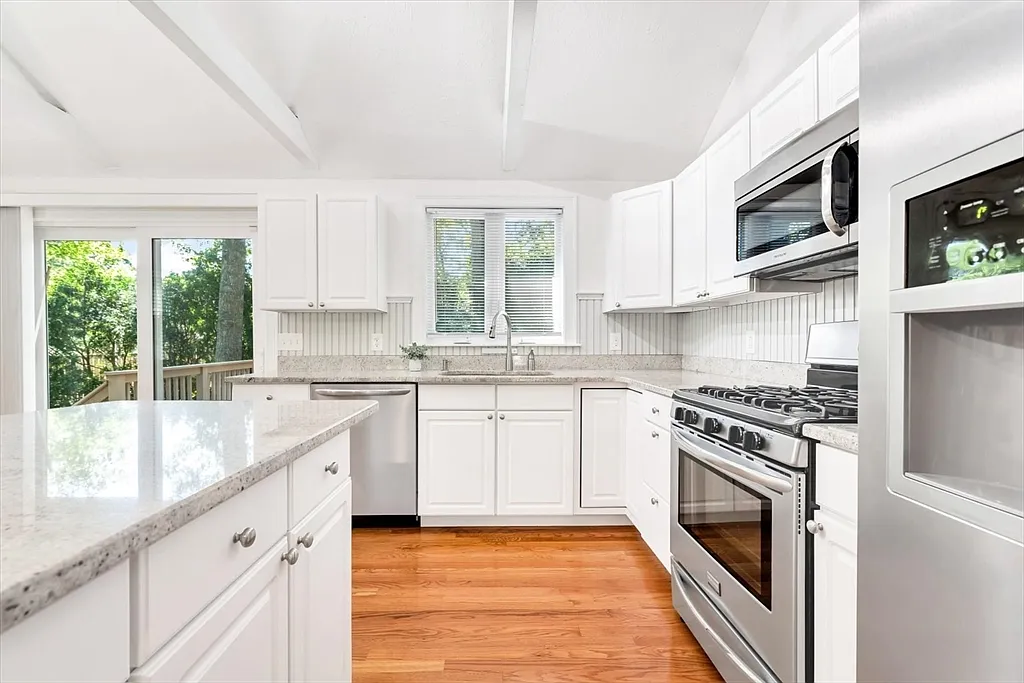 135 Scudder Ave - Photo 5