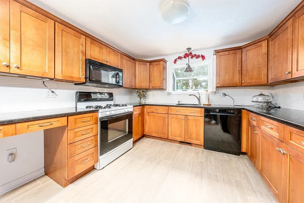 121-121 S Shellback Way - Photo 4