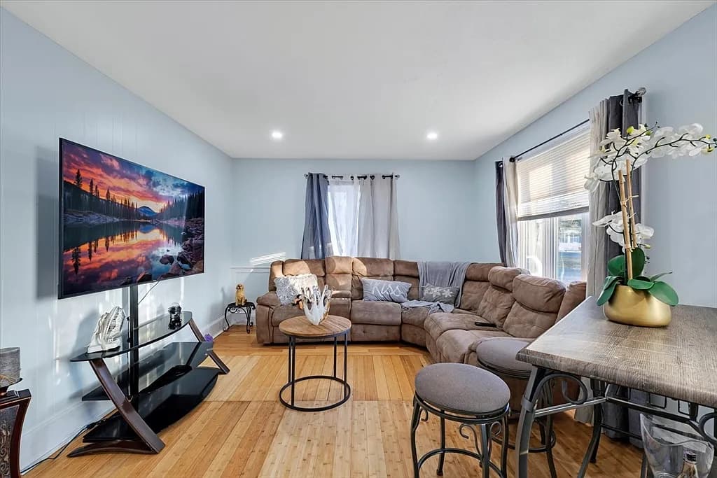 423 Lincoln Rd - Photo 2